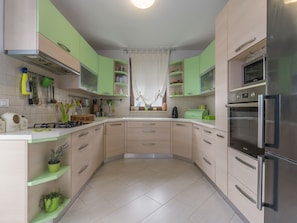 Cottage | Private kitchen | Fridge, microwave, oven, stovetop