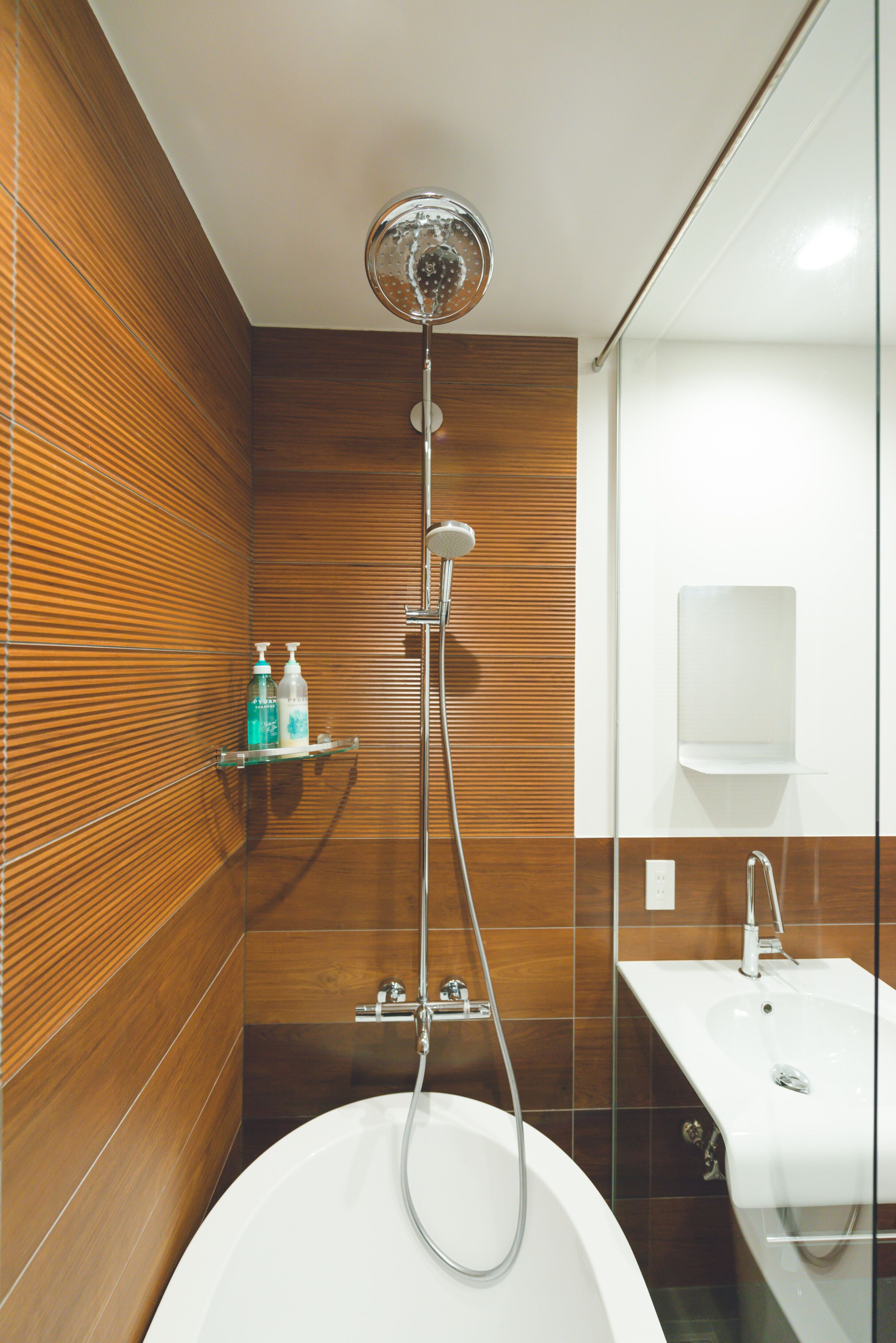 combined shower/bathtub, rainfall showerhead, free toiletries