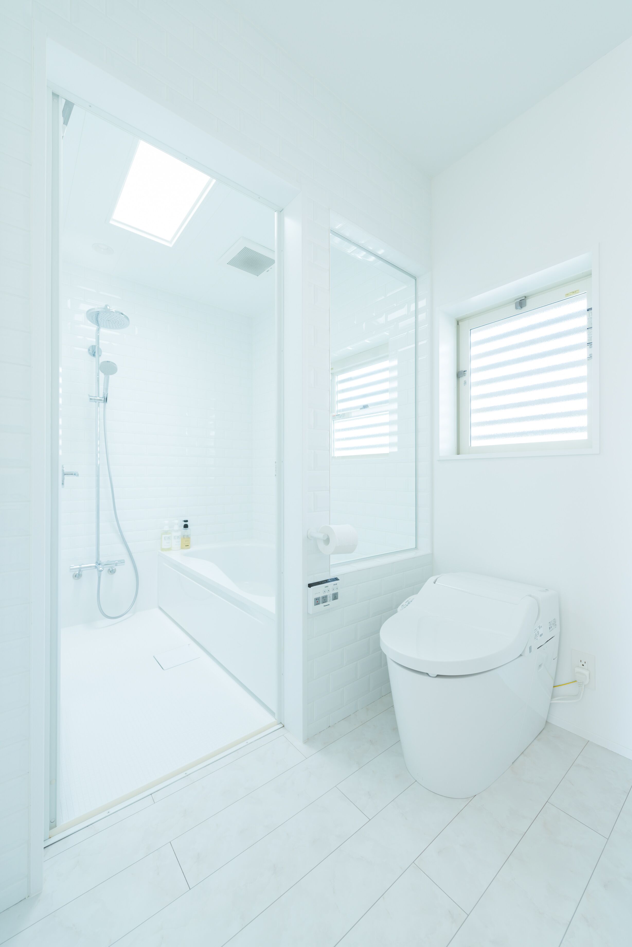 combined shower/bathtub, rainfall showerhead, free toiletries