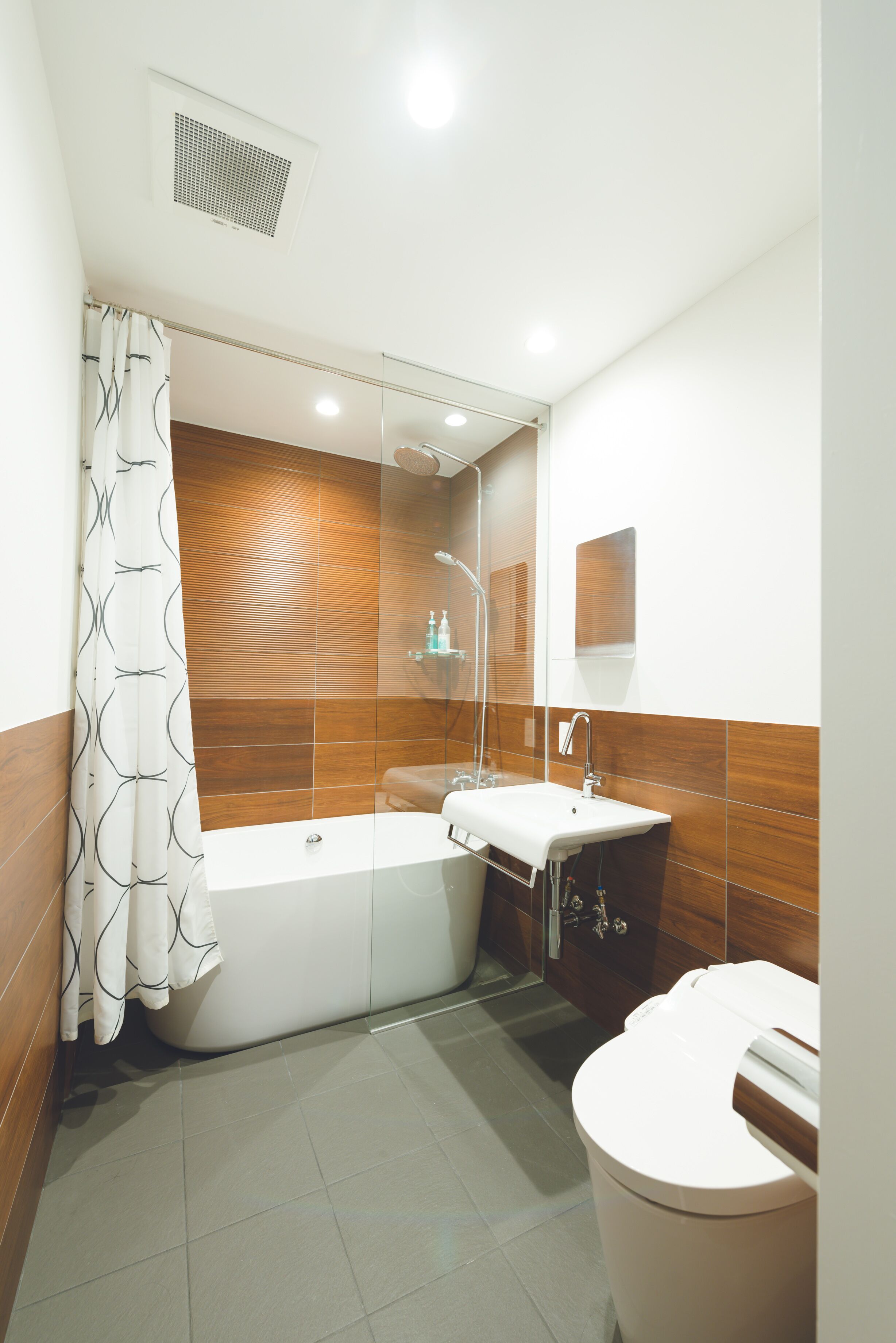 combined shower/bathtub, rainfall showerhead, free toiletries