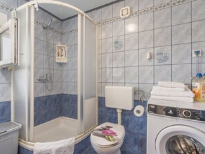 Dusche, Haartrockner, Handtücher
