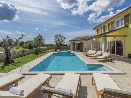 Villa Garden with Pool, Hot Tub, Garden Offering Relaxation & Privacy