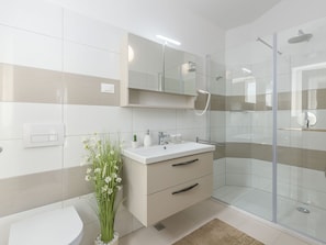 Cottage | Bathroom | Shower, hair dryer, towels