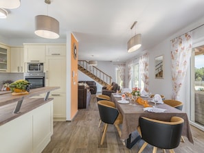 Cottage | Private kitchen | Fridge, microwave, oven, stovetop