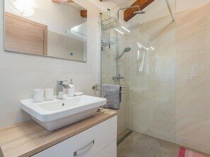 Cottage | Bathroom | Shower, hair dryer, towels