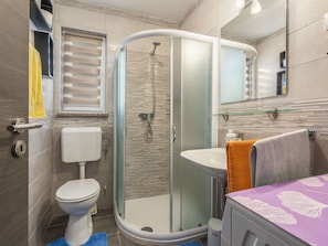 Villa | Bathroom | Shower, hair dryer, towels
