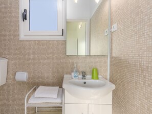 Bathroom - Holiday House With Private Pool for 4-6 Persons in the Holiday Park Jelovci (Tinjan)