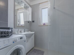 Cottage | Bathroom | Shower, hair dryer, towels