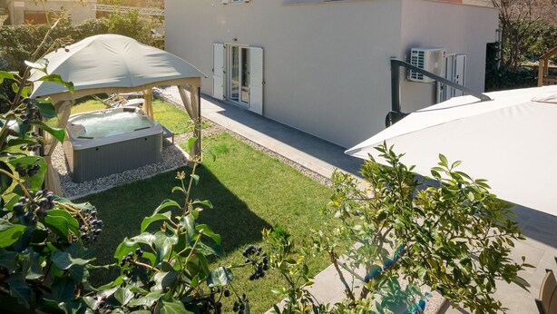 Exterior - Modern Villa Roko for 6 Persons With Whirpool in Trogir Near the Beach (Trogir)
