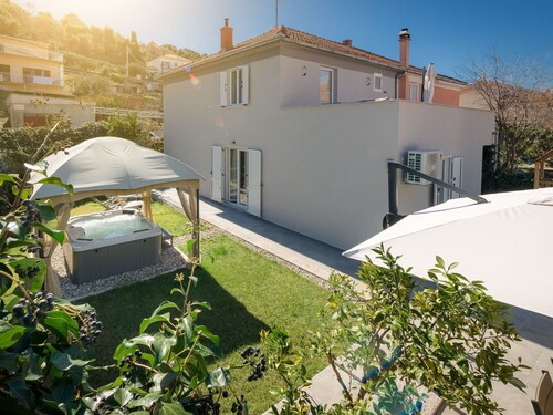 Modern Villa Roko for 6 Persons With Whirpool in Trogir Near the Beach