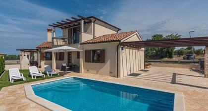 Villa With Private Pool and Garden Ideal for up to 12 Guest