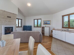 Living room - Villa With Private Pool and Garden Ideal for up to 12 Guest (Tar-Vabriga)