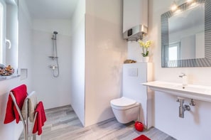 Cottage | Bathroom | Shower, hair dryer, towels