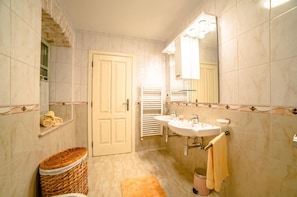 Cottage | Bathroom | Hair dryer, towels
