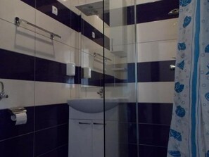 Villa | Bathroom - Tranquil Villa in Podstrana near Mutogras Beach (Podstrana)