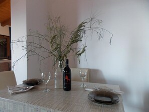 Dining - Tranquil Villa in Podstrana near Mutogras Beach (Podstrana)