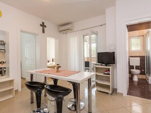Dining - Lovely Holiday Home in Novalja With Garden (Novalja)