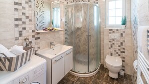 Villa | Bagno | Doccia, asciugacapelli, asciugamani