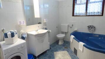 Cottage | Bathroom | Hair dryer, towels