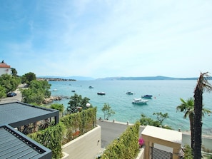 Beach - Luxurious two Bedroom Apartment With a sea View in Crikvenica (Crikvenica)