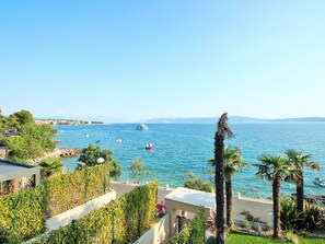 Beach - Luxurious two Bedroom Apartment With a sea View in Crikvenica (Crikvenica)