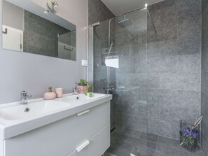 Cottage | Bathroom | Shower, hair dryer, towels