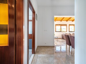 4 bedrooms, bed sheets - Simplistic Villa in Podstrana with Patio near Adriatic Sea (Podstrana)