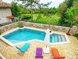Una piscina cubierta, una piscina al aire libre