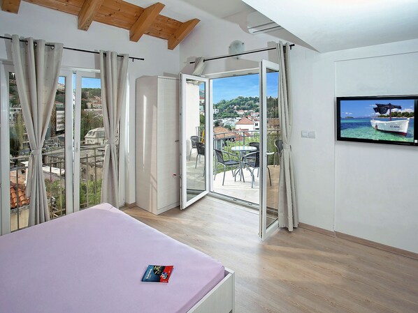 1 bedroom, individually furnished - Studio Apartment in Central Quiet Area, Panoramic sea View + Balcony, Free Wi-fi (Dubrovnik)