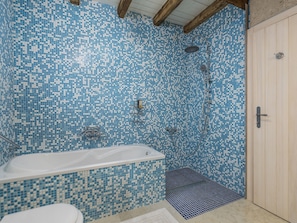 Cottage | Bathroom | Hair dryer, towels