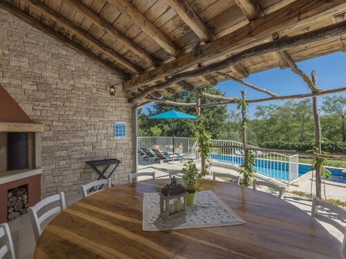 Charming Stone Villa for 14 with Pool & Hot Tub in Central Istria