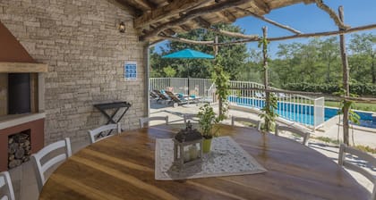 Charming Stone Villa for 14 with Pool & Hot Tub in Central Istria