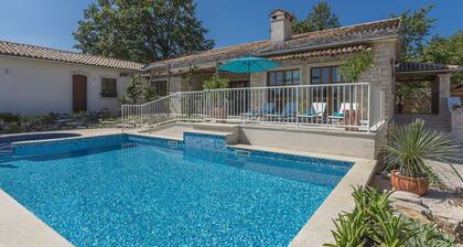 Charming Stone Villa for 14 with Pool & Hot Tub in Central Istria