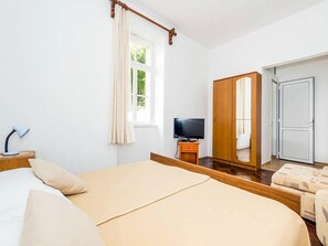 House | 1 bedroom, individually furnished, iron/ironing board
