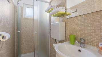 Villa | Bathroom | Shower, towels
