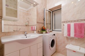 Apartment | Bathroom