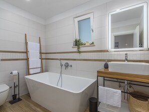 Cottage | Bathroom | Bathtub, hair dryer, towels
