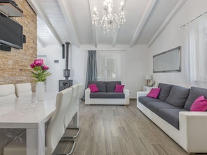 Villa | Living room - Holiday House With Pool, Garden, Playground and BBQ - Surrounded by Nature (Bale)