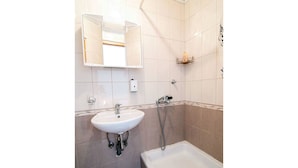 Bathroom - Cozy Apartment With Balcony in Dubrovnik (Dubrovnik)