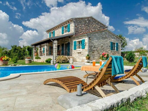Traditional Stone Villa for 9 People With Pool in Central Istria