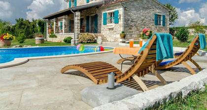 Traditional Stone Villa for 9 People With Pool in Central Istria