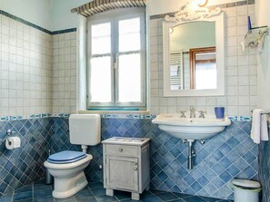 Cottage | Bathroom | Shower, hair dryer, towels