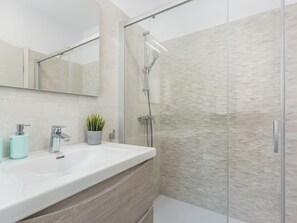 Cottage | Bathroom | Shower, hair dryer, towels
