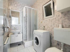 Villa | Bathroom | Shower, hair dryer, towels
