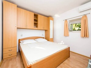 House | 1 bedroom, individually furnished, travel crib, bed sheets