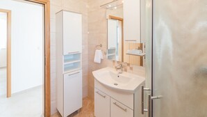 Cottage | Bathroom - Beautiful Villa in Privlaka With Heated Swimming Pool (Privlaka)