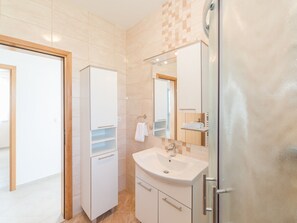 Ferienhaus | Badezimmer | Dusche, Haartrockner, Handtücher