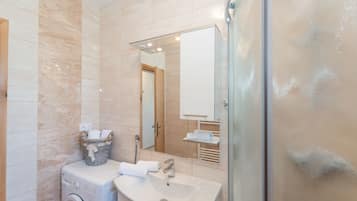 Cottage | Kamar mandi | Shower, pengering rambut, dan handuk