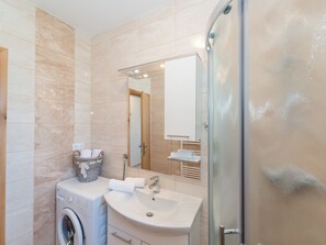 Cottage | Bathroom | Shower, hair dryer, towels