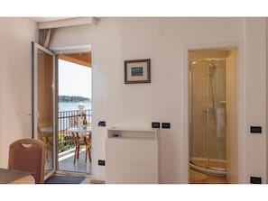 1 bedroom, bed sheets